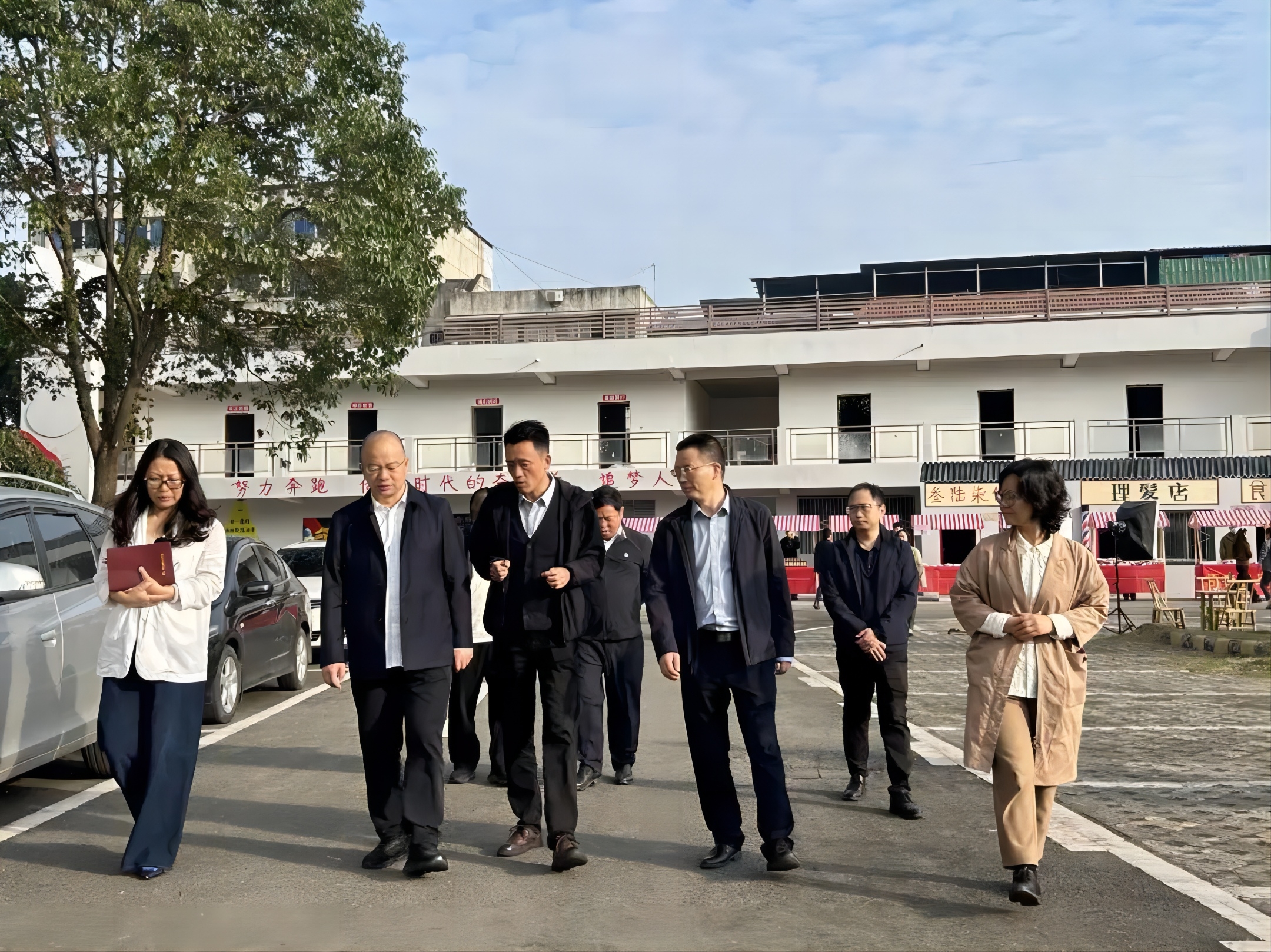 德陽經(jīng)開區(qū)黨工委副書記、管委會主任廖立新帶隊調(diào)研德陽電商產(chǎn)業(yè)園